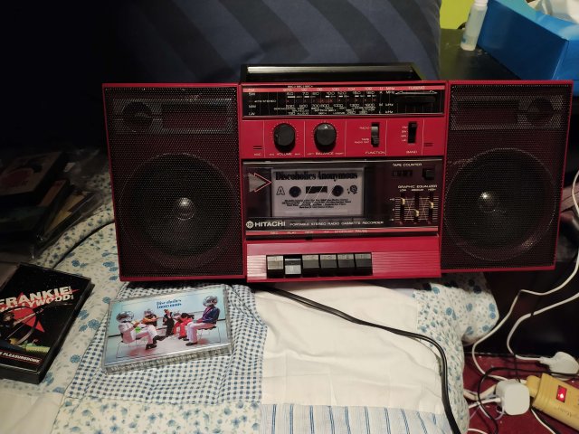 hitachi boombox with tapes